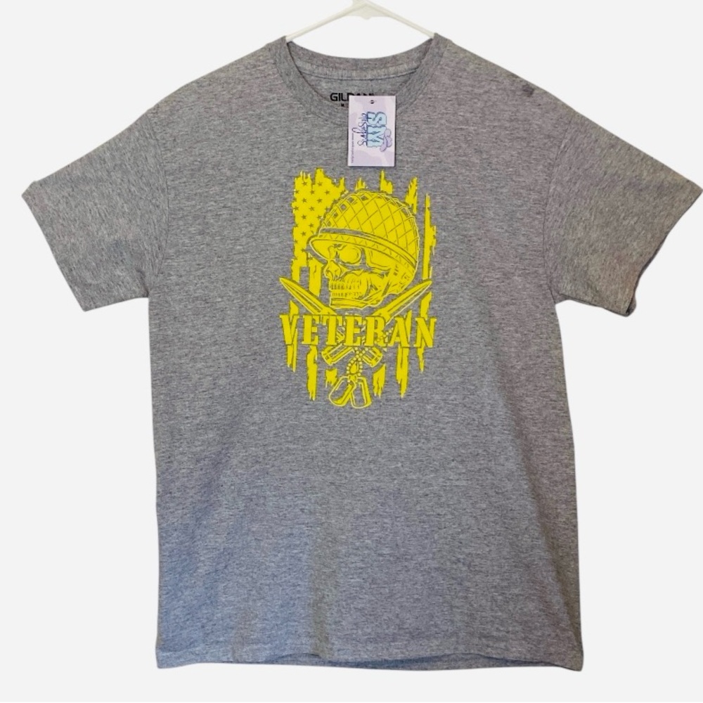Men’s Veteran Graphic T-Shirt Gray USA Military Skull Helmet Gildan Medium